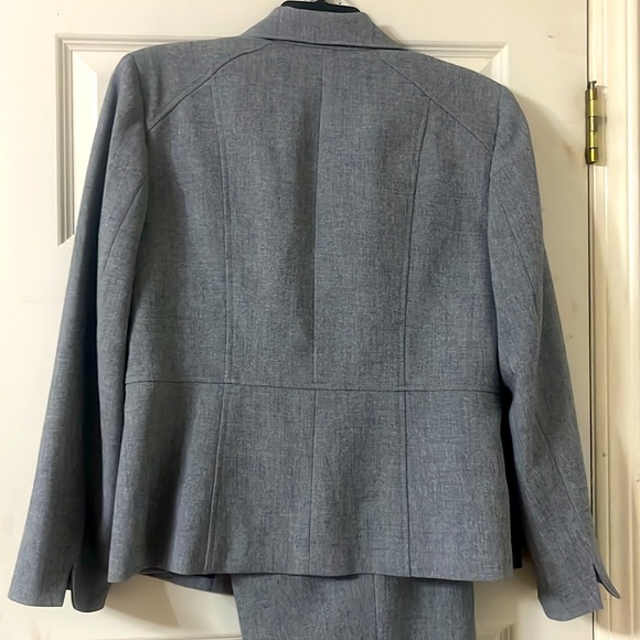 Kasper women’s two button front gray pant suit. 14W. - Picture 3 of 4